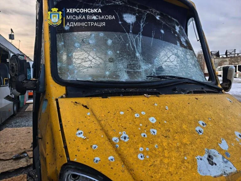 Армія РФ здійснила низку атак на КП у Херсоні (фото)