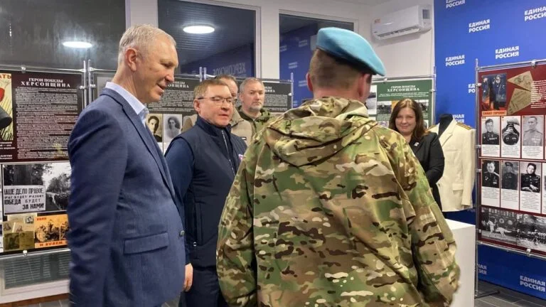 Окупанти використали викрадені експонати херсонського музею для пропагандистської виставки