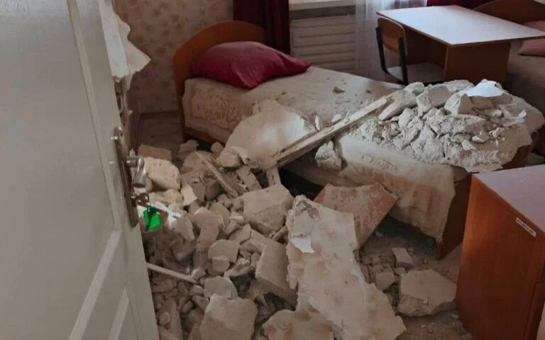 Росіяни обстріляли гостьовий сектор гуртожитку ХДУ (фото)