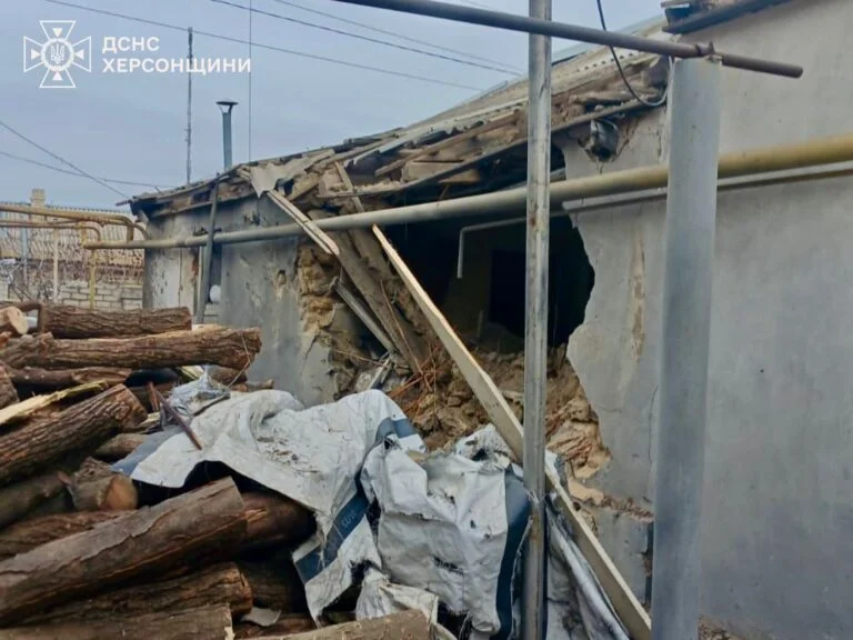 На Херсонщині росіяни пошкодили пожежну частину