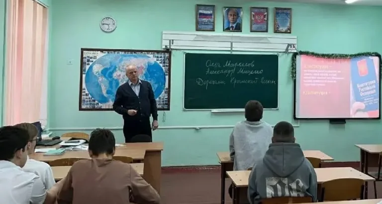 A former Kakhovka official who works for the occupiers continues to receive a Ukrainian salary