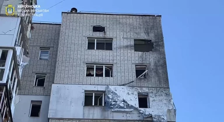Росіяни атакували «Молнією» багатоповерхівку в Херсоні