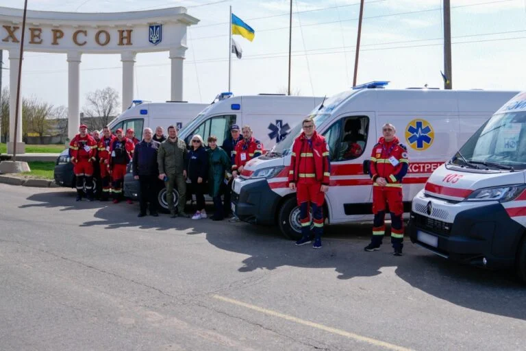 Автопарк “екстренки” Херсонщини поповнили чотири нові реанімобілі від МОЗ та Project HOPE
