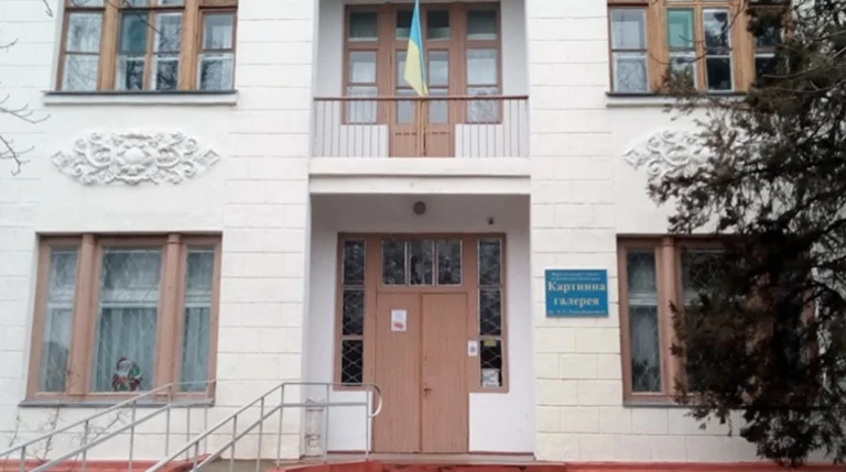 ГУР ідентифікувало причетних до розграбування Новокаховської картинної галереї