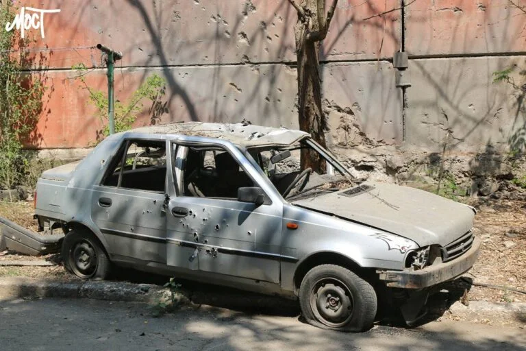 У Корабельному районі Херсона російський дрон атакував авто