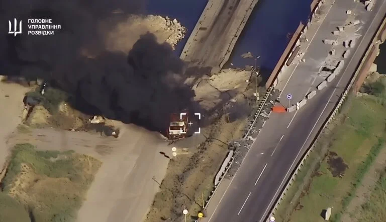 Ukrainian drones hit Russian trucks at the pontoon crossing near Chonhar (photo)