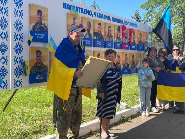 На Херсонщині звільнений із полону військовий зняв своє фото з Алеї Надії