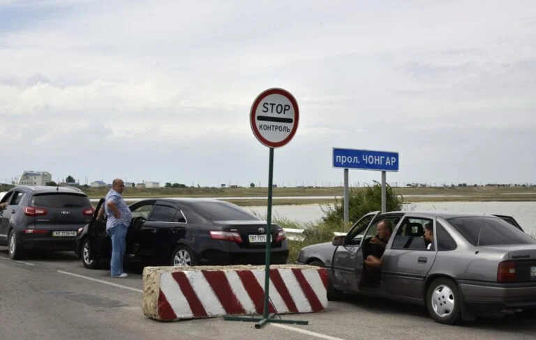 Після удару по Чонгарському мосту окупанти використовують понтонну переправу (супутникові фото)