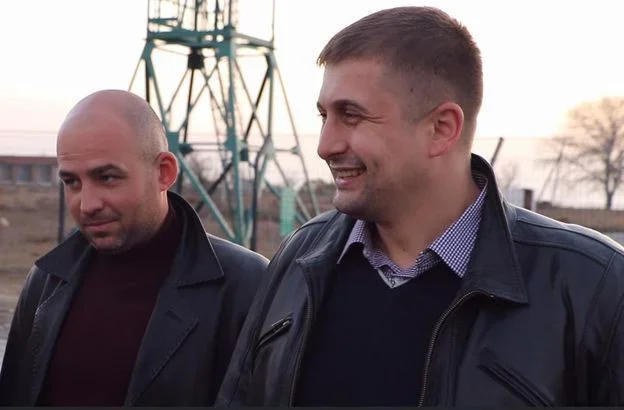 Кум нардепа Козиря стане заступником міністра у Безгіна Двоє чоловіків стоять на вулиці біля металевої конструкції