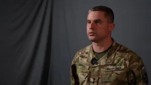Військовий у камуфляжі говорить під час інтерв’ю