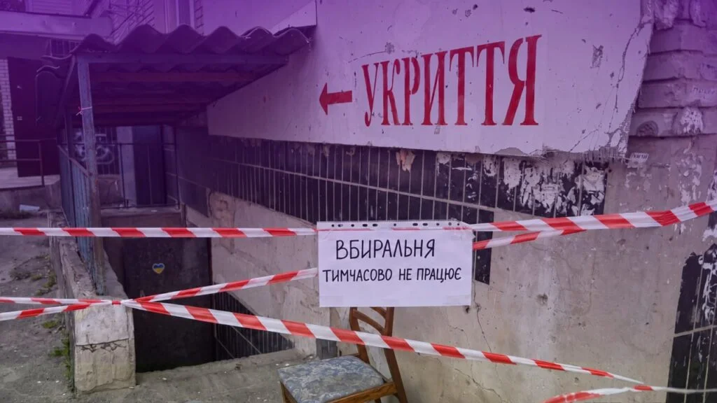 Вхід до укриття перекритий стрічкою, вбиральня не працює