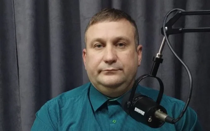 Начальник херсонського УКБ, який фігурує у справі про розкрадання на будівництві укриття, претендує на посаду в Дніпропетровській ОВА Чоловік сидить біля студійного мікрофона на темному тлі