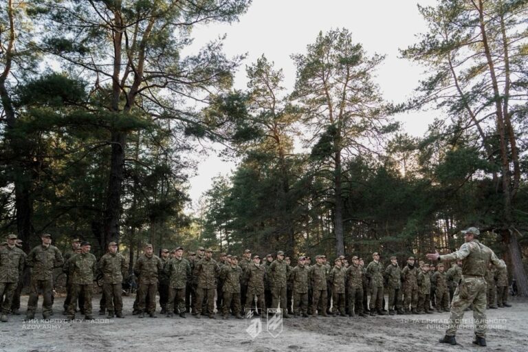 Військові у камуфляжі стоять на шикуванні в лісі