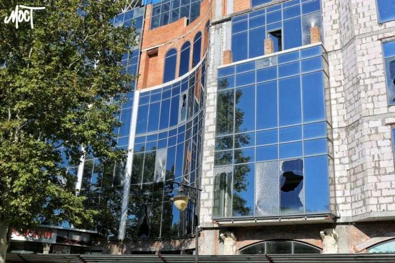ОВА підтвердила влучання російських КАБів у ТРЦ в Херсоні