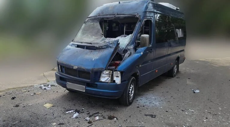Russians attacked a bus in Kherson (photo) Пошкоджений синій автобус із вибитим лобовим склом