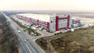 Великий складський комплекс із вантажівками біля дороги