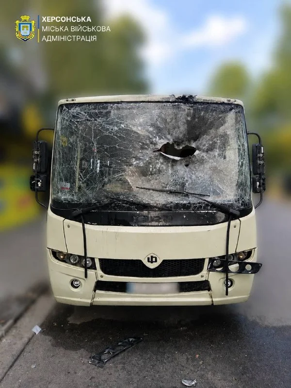 In Kherson, a drone attacked a minibus: a woman was injured У Херсоні дрон атакував маршрутку: постраждала жінка