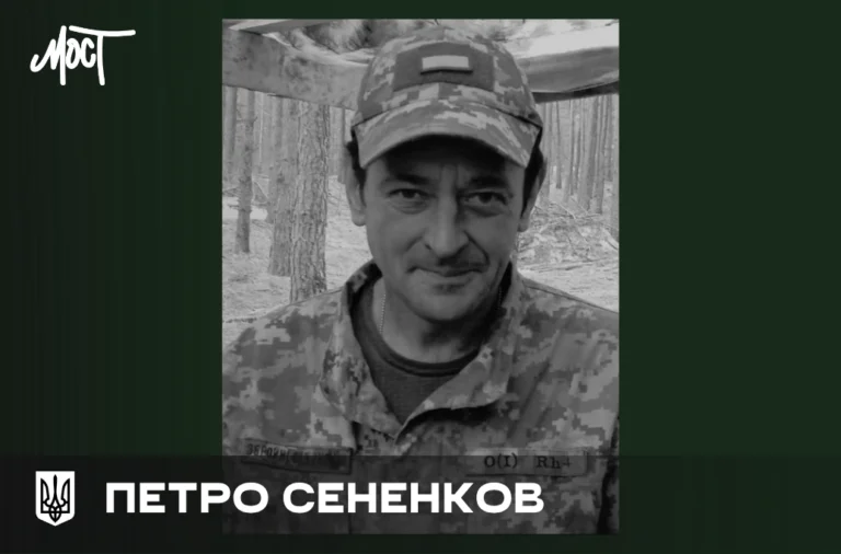 Чорно-білий портрет військового у камуфляжі