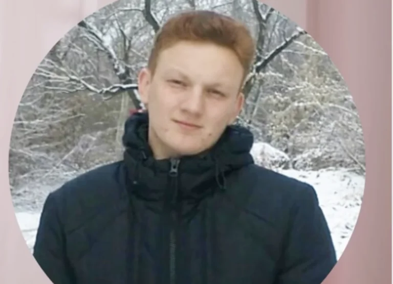 Судимий за крадіжку алкоголю директор фірми з Дніпра отримав підозру в розкраданні на музеї у Високопіллі Чоловік у темній куртці на тлі засніжених дерев