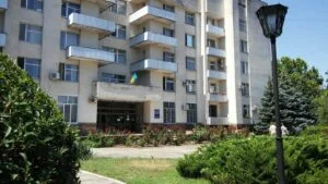 Фасад багатоповерхової будівлі з українським прапором