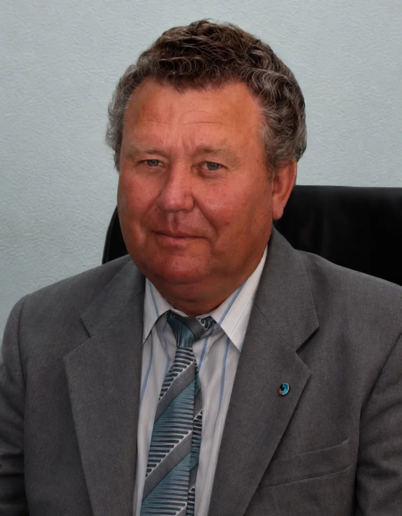 Чоловік у сірому костюмі сидить в офісному кріслі