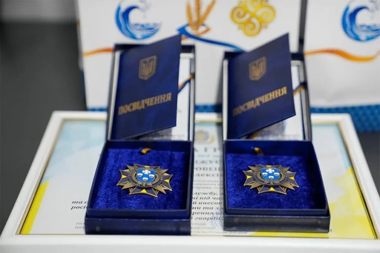 До Дня Незалежності Херсонська ОДА замовила нагороди та квіти на майже 95 тис. грн Дві нагороди у синіх футлярах із посвідченнями