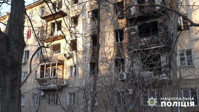 Вибило вікна та пошкодило квартиру: що робити в перші години і як не втратити компенсацію Пошкоджений багатоповерховий будинок із вибитими вікнами