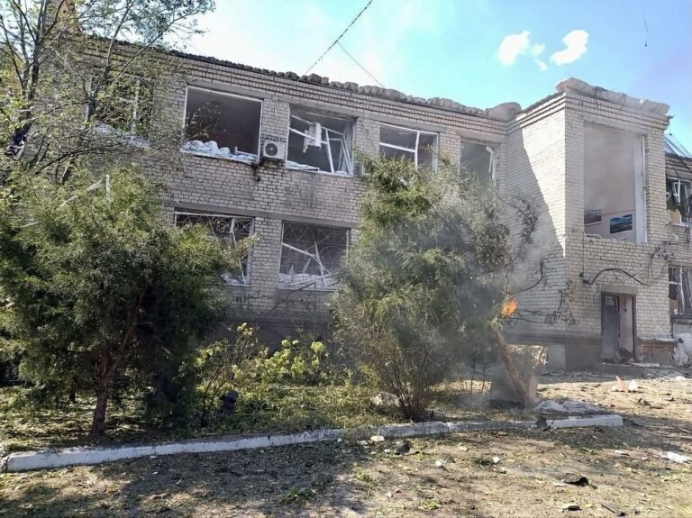 Пошкоджена цегляна будівля з вибитими вікнами
