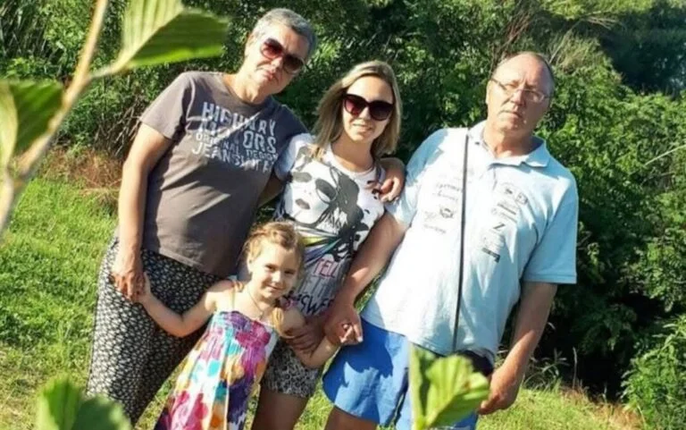 Четверо людей позують на тлі зелені