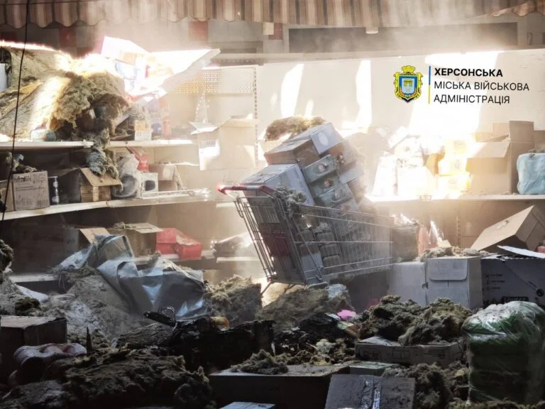 Пошкоджений магазин із розкиданими товарами та уламками всередині