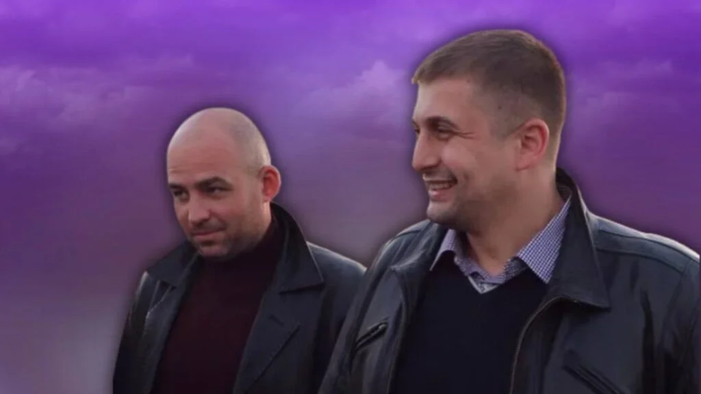 Двоє чоловіків стоять на тлі фіолетового неба