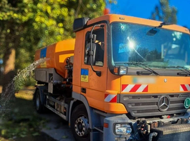 Помаранчева автоцистерна з пошкодженим лобовим склом