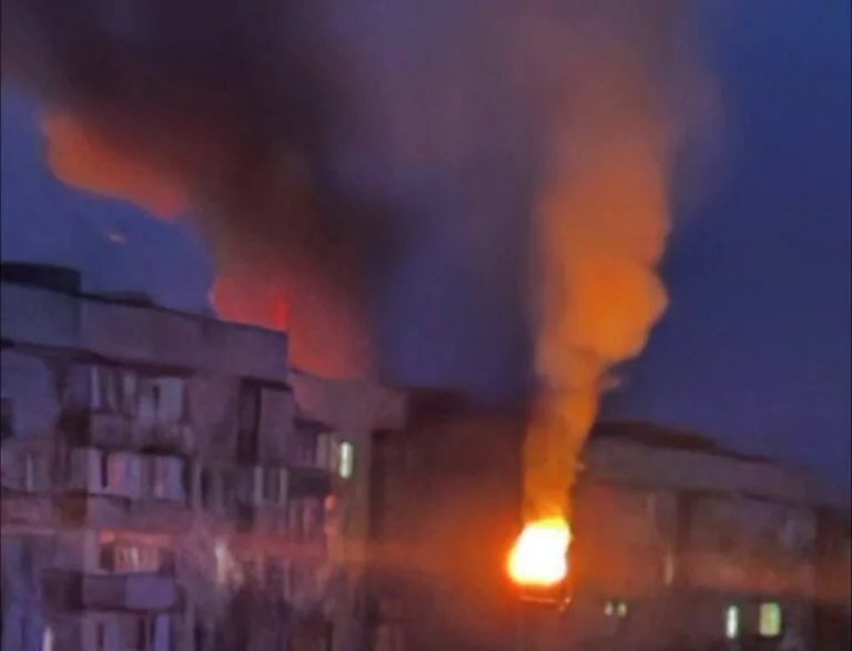 Вогонь і дим з квартири у багатоповерховому будинку
