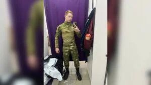 Підліток у військовій формі робить селфі в примірочній