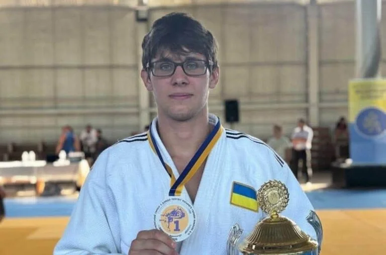 A Kherson judoka won at the all-Ukrainian tournament in Kremenchuk Дзюдоїст у кімоно тримає медаль і кубок