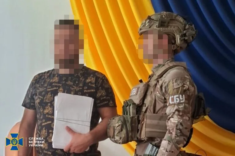 СБУ повідомила нові деталі справи, у якій фігурує ексначальник Нововоронцовської СВА Співробітник СБУ стоїть поруч із чоловіком із документами