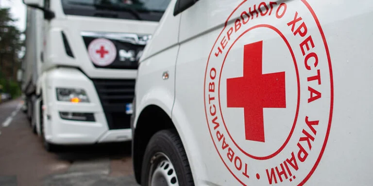 Автомобілі з емблемою Українського Червоного Хреста
