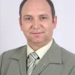 Чоловік у сірому костюмі та краватці