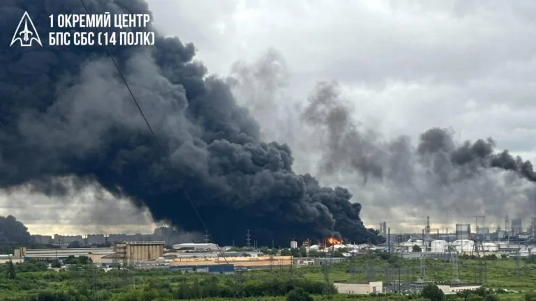 «Це ми»: український підрозділ заявив про удар по Московському НПЗ Чорний дим над промисловою зоною після пожежі