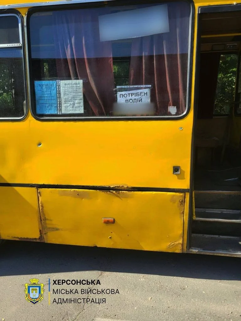 Жовтий автобус із пошкодженнями на борту та відчиненими дверима