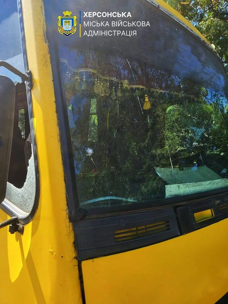 Пошкоджене скло жовтого автобуса після атаки