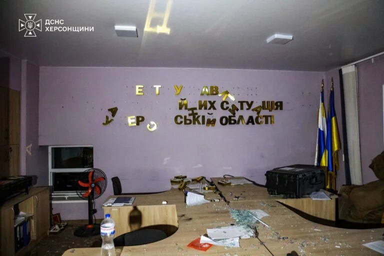 Російський удар пошкодив підрозділ ДСНС у Херсоні (фото) Пошкоджений кабінет ДСНС із розбитим склом на підлозі