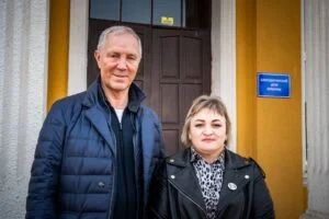 Чоловік і жінка стоять біля будинку культури