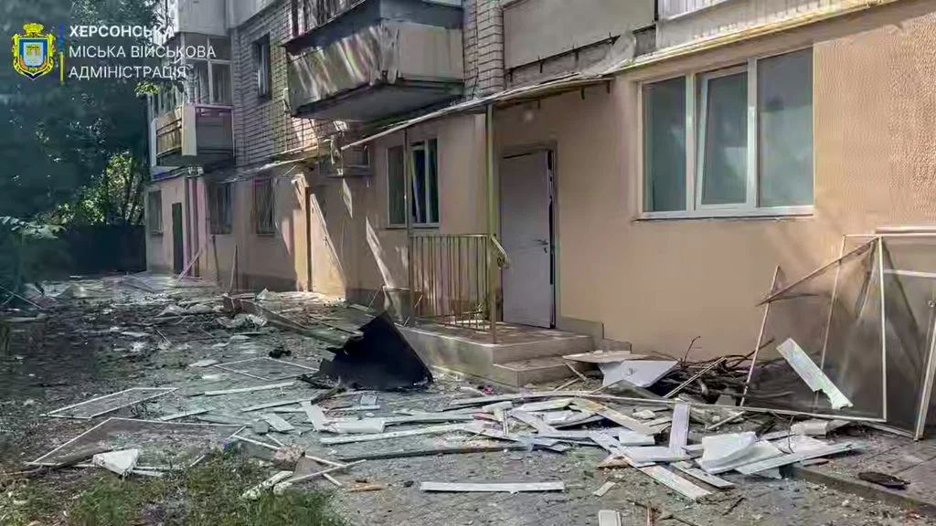 Уламки скла біля пошкодженого багатоповерхового будинку