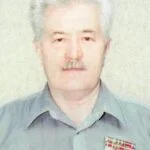 Портрет сивого чоловіка з нагородними планками на сорочці